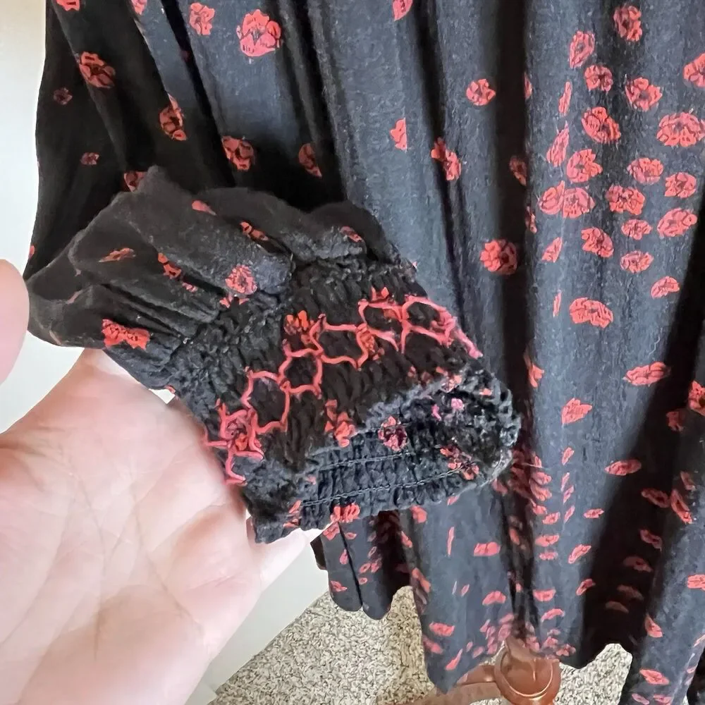 FREE PEOPLE Black Boho Tunic w Smocked Detail and Red Floral Pattern Sz M